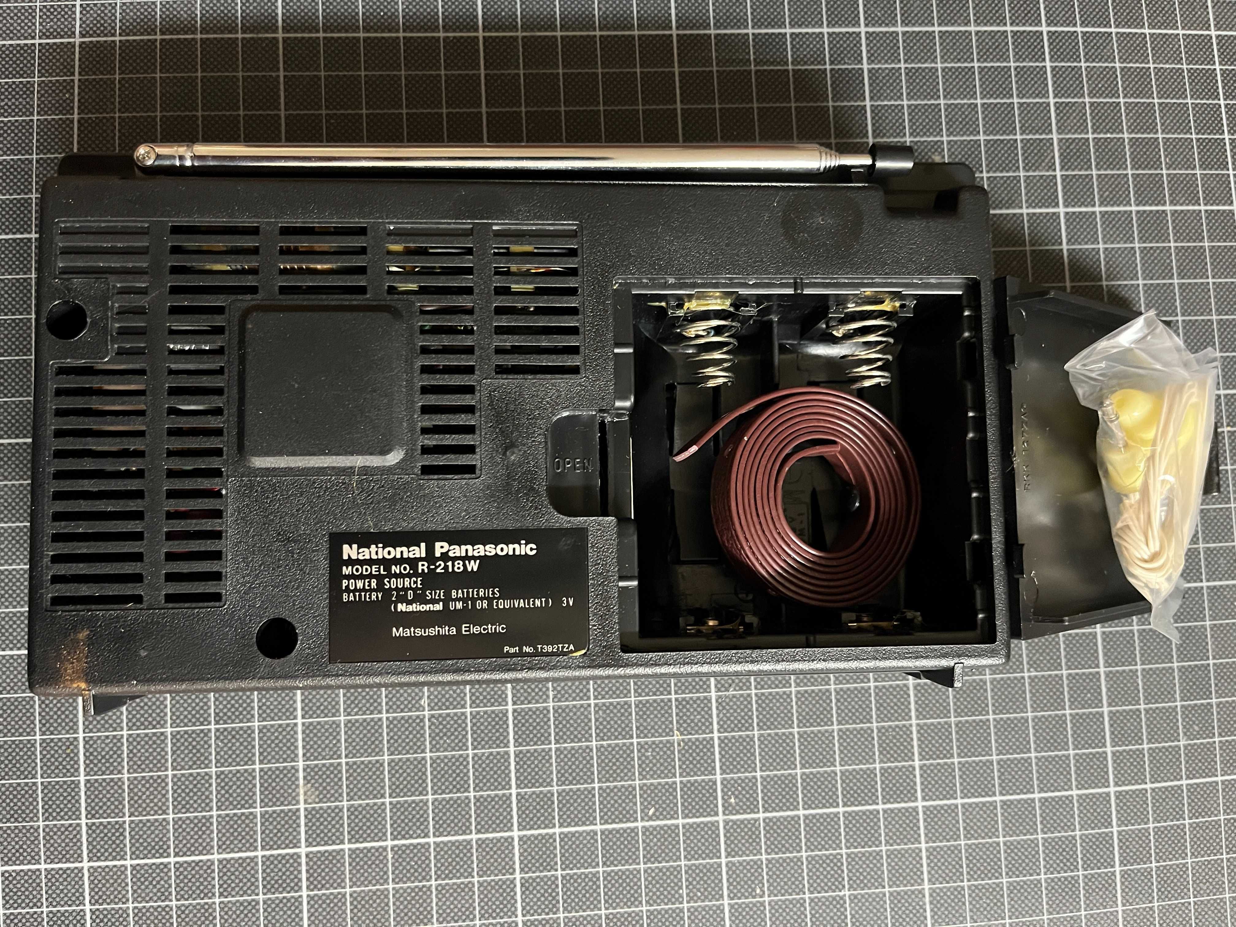 Rádio vintage a pilhas National Panasonic R-218 – novo na caixa