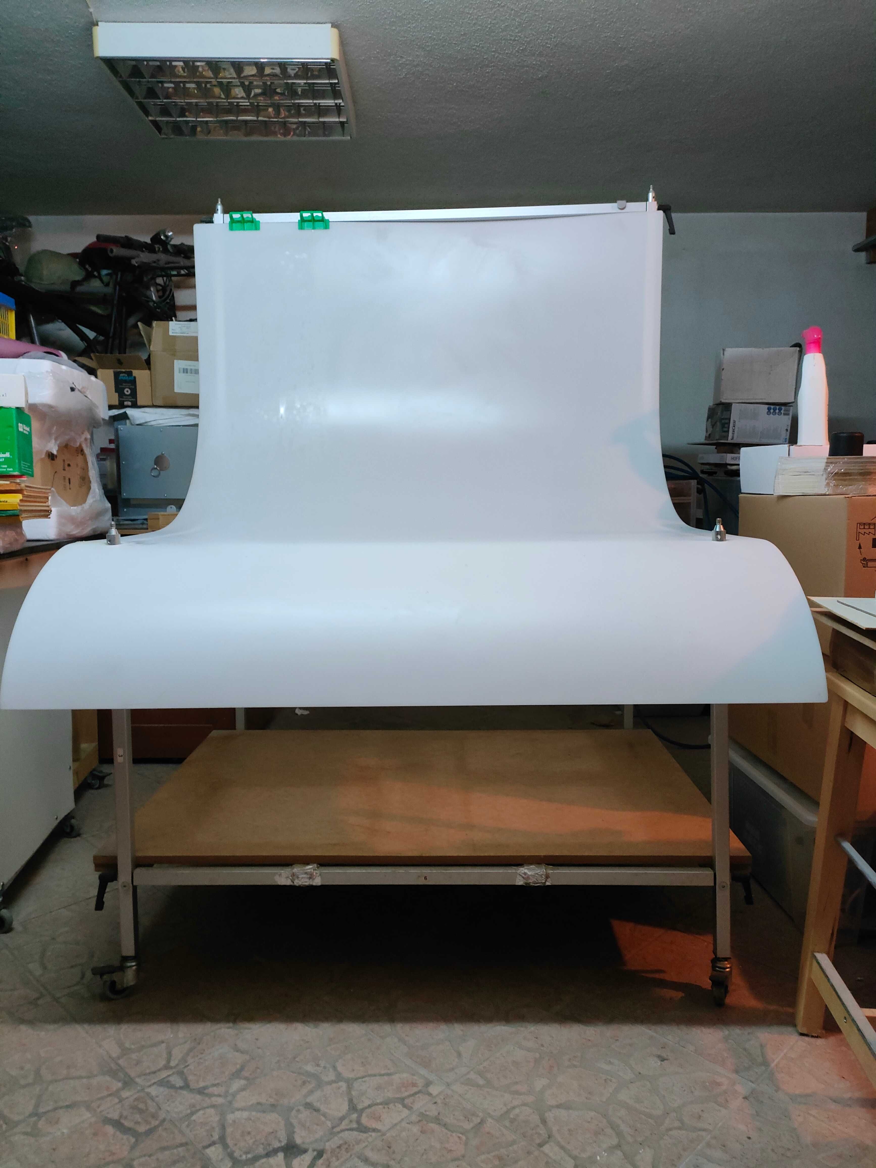 Mesa de fotografia com angulo regulavel para desocupar