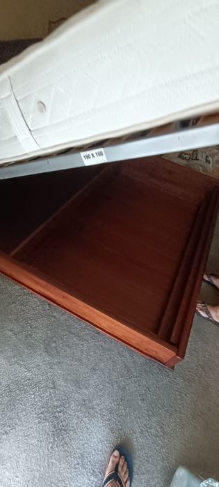 Cama de casal em Pinho com estrado elevatório e colchão