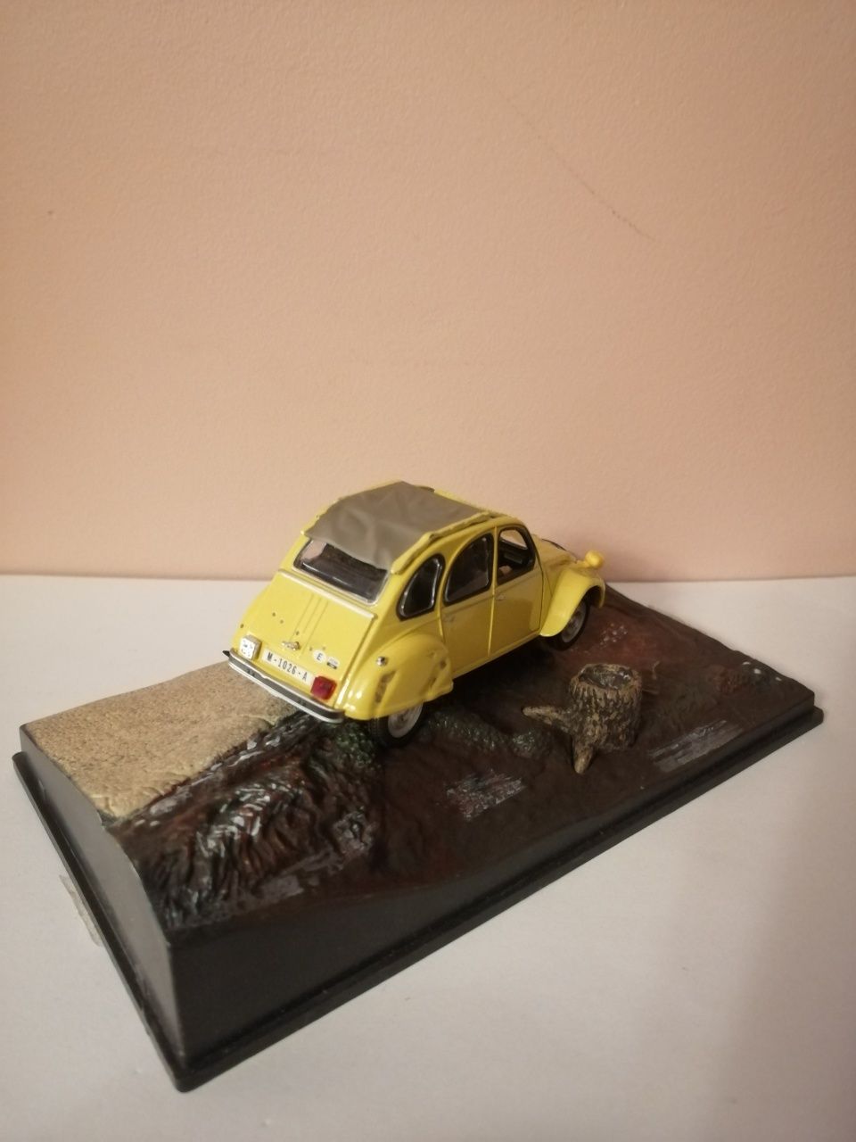 Citroen 2CV Bond 007 Ixo Diorama 1/43