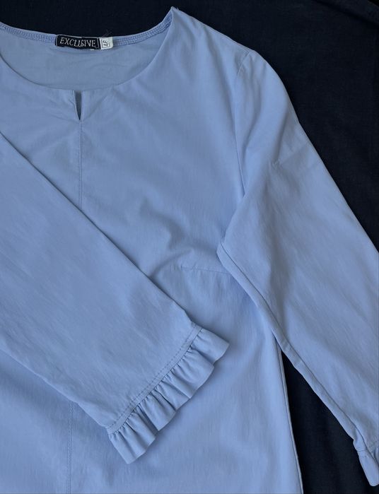 Блакитна блузка з воланами на рукавах, розмір S/М