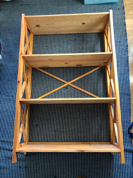 Móvel com prateleiras