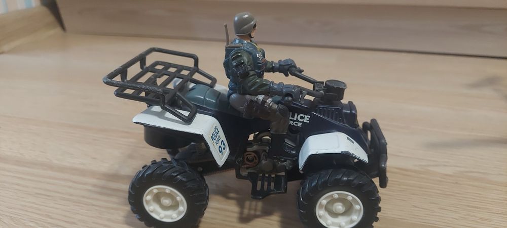 Ігровий набір фігурок та трансп-них засобів на тему поліції та спецназ