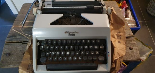 Máquina de escrever antiga Olympia Monica