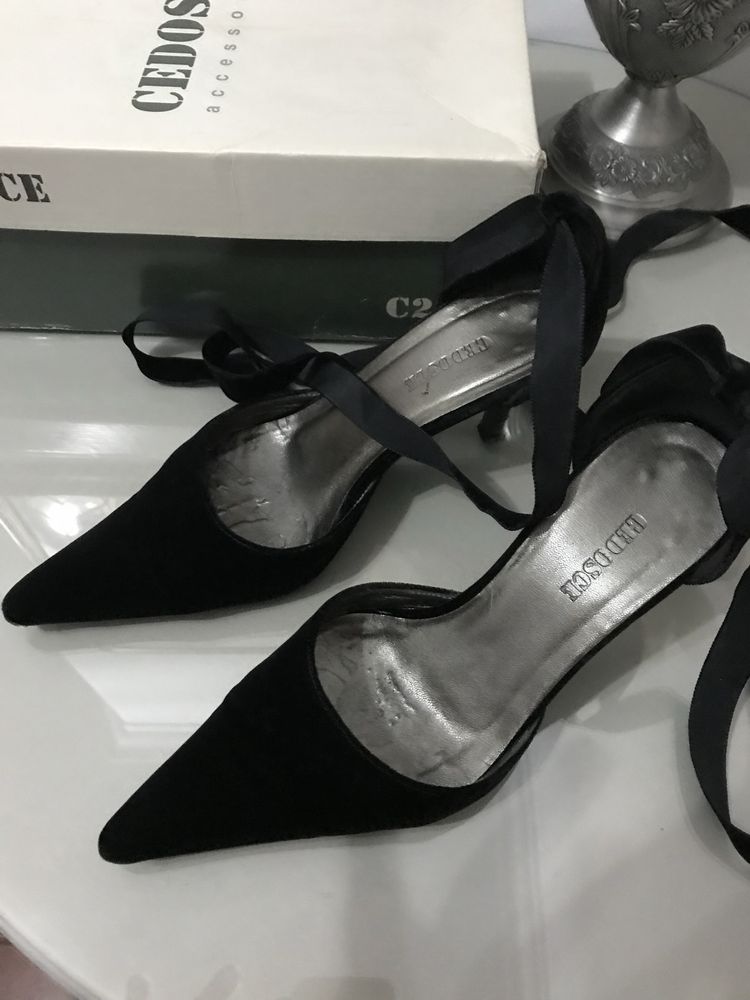 Sapatos pretos veludo