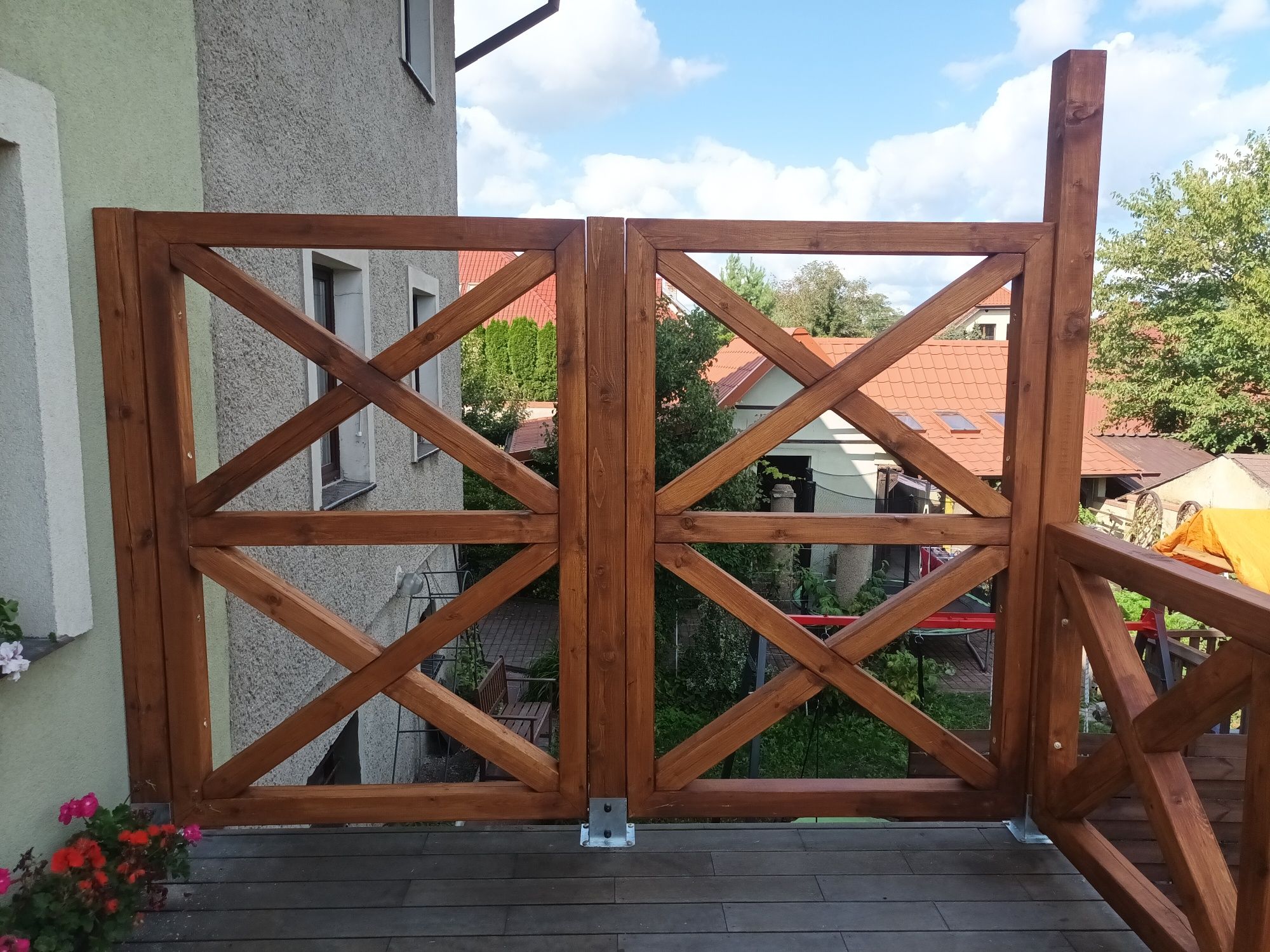 Balustrady balkonowe drewniane. Krzyżowe, proste, szklane..