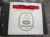 Diptyque papierowa torba z czerwoną wstążką