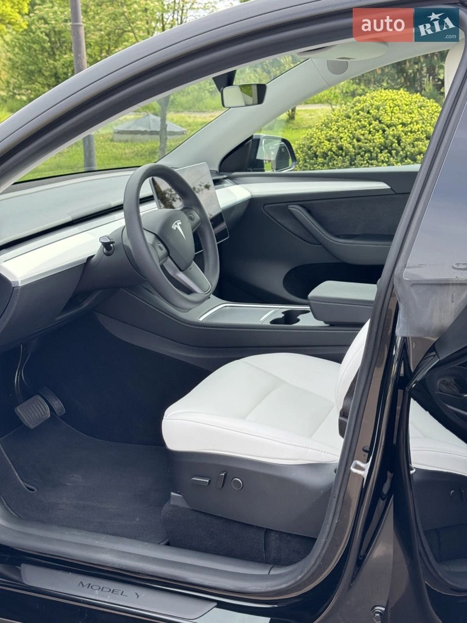 Tesla Model Y Standard Range RWD 2024 | MCU 4.0 | Автопілот | 8 000 км