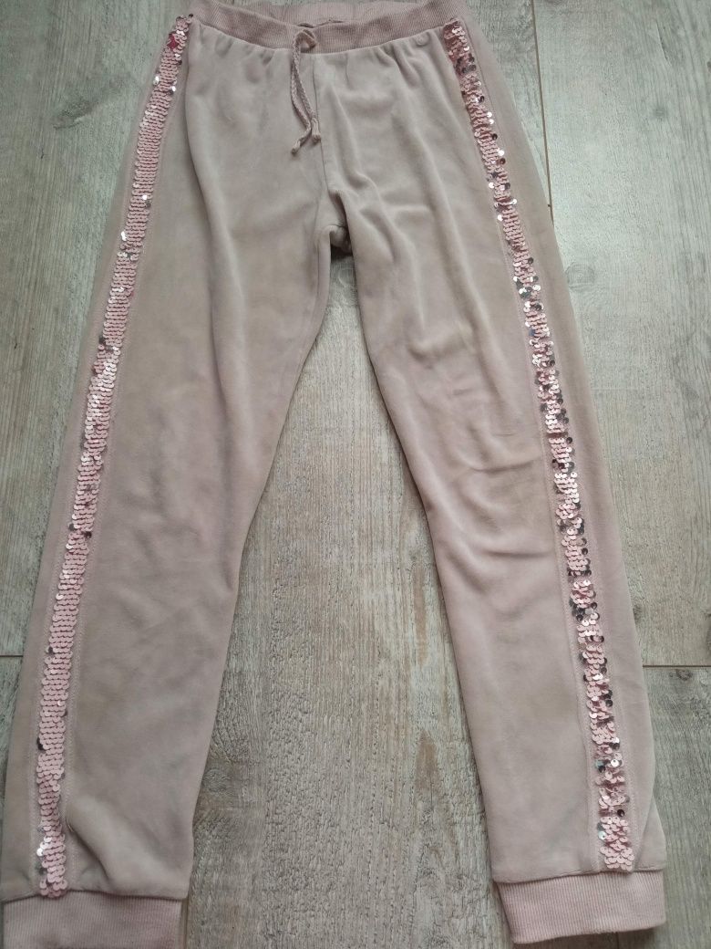 Pudrowo różowe spodnie dresowe welurowe z cekinami 134-140