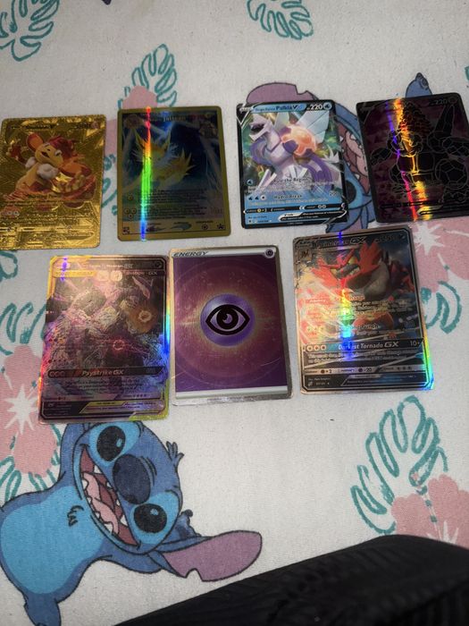Karty pokemon są i zwykłe i złote