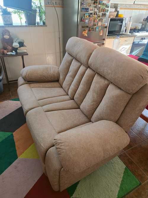 Sofá dois lugares reclinavel separadamente 1 ano de uso