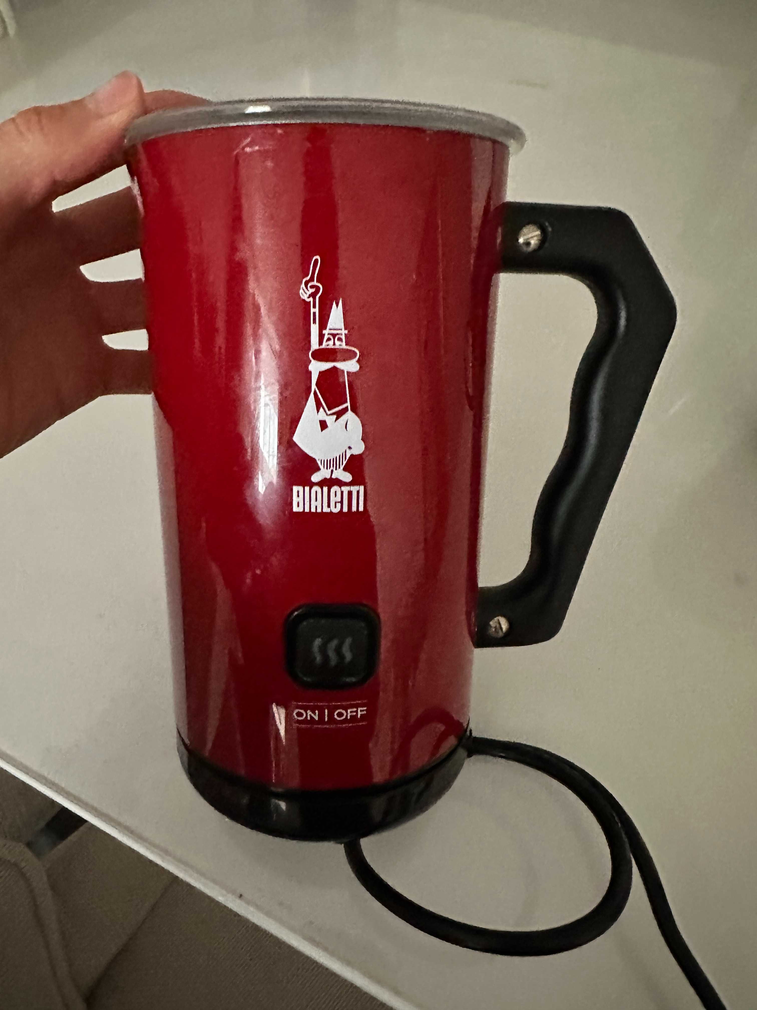 Elektryczny spieniacz do mleka czerwony Bialetti