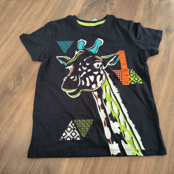 Nowy czarny t-shirt z żyrafą 110