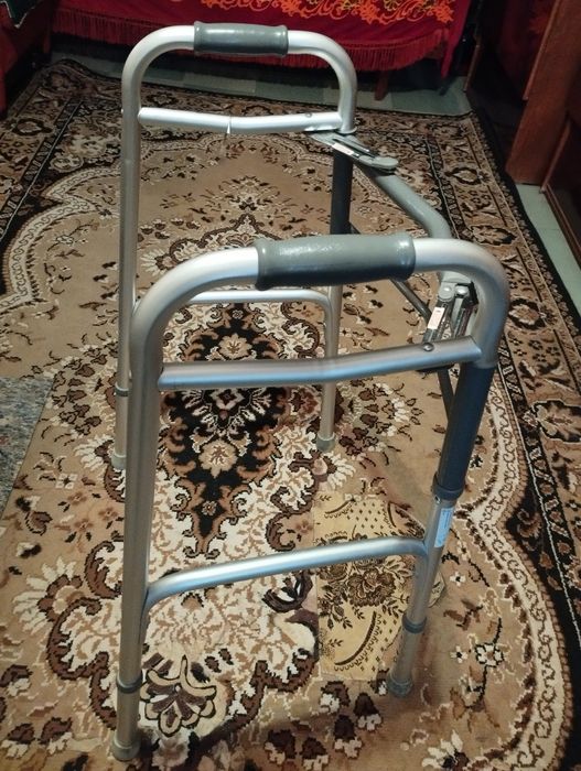 Продам ходунки для хворих людей