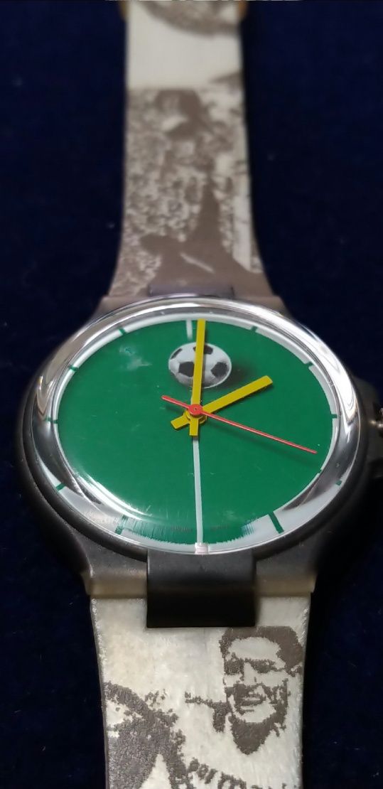 Relógio tipo Swatch.