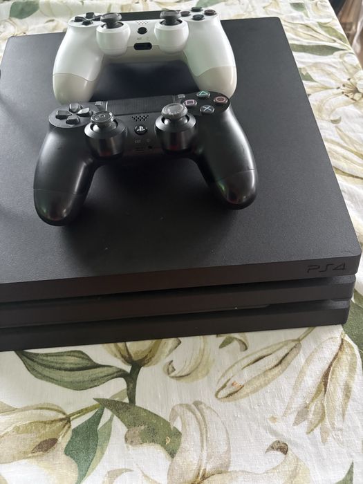PS4 PRO + 2 pady + 3 gry + podstawka chłodząca