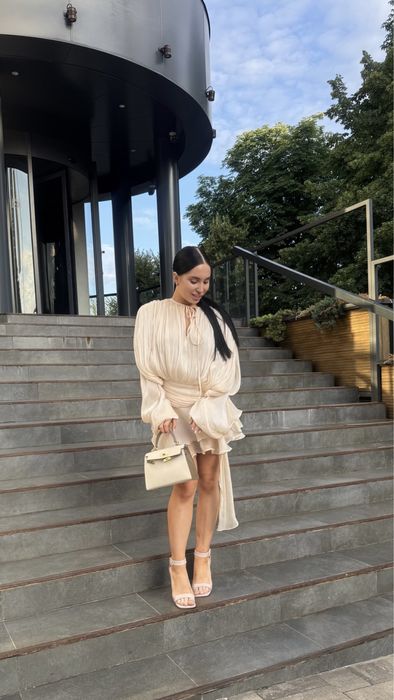 Вечірня сукня зі шлейфом збоку