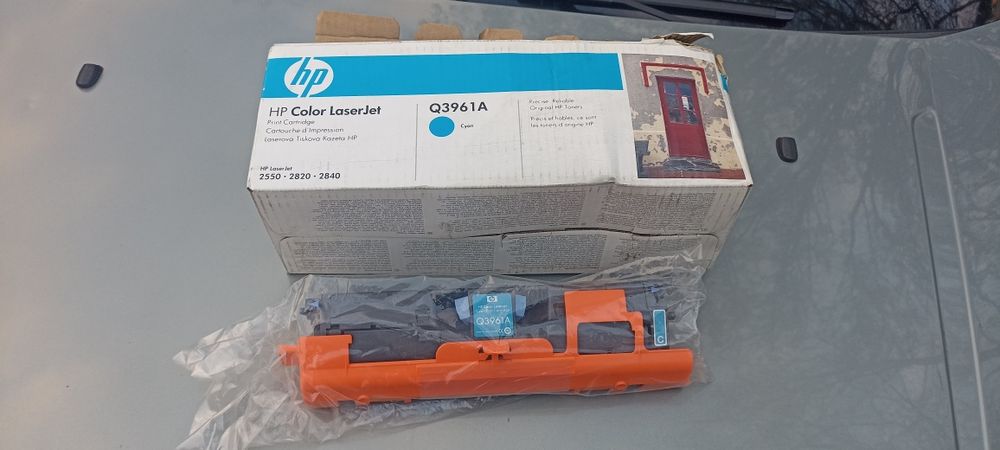 Тонер-картридж HP Q3961A Cyan. 
Колі