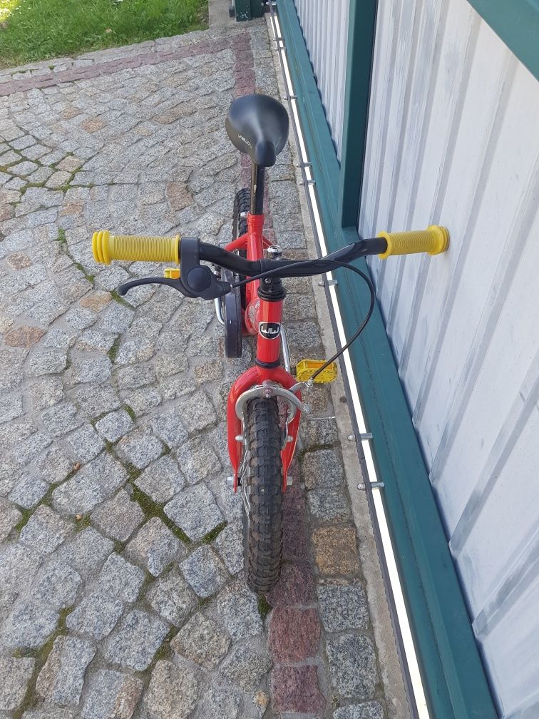 Rowerek dziecięcy czerwony.