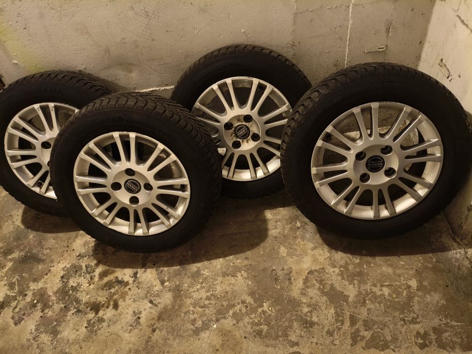 Felgi aluminiowe 15' 4x114,3 15 ET44 Volvo opony zimowe 195/60r15