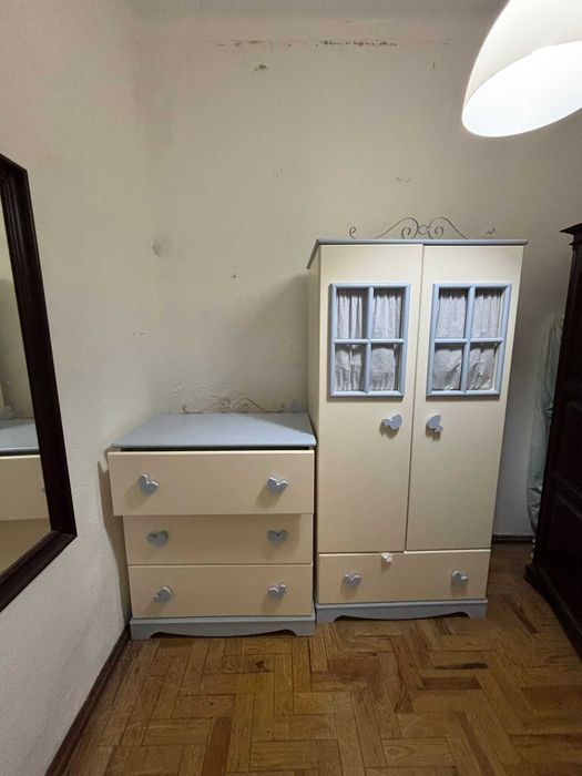 Mobiliário para quarto de criança laçado a branco e azul claro