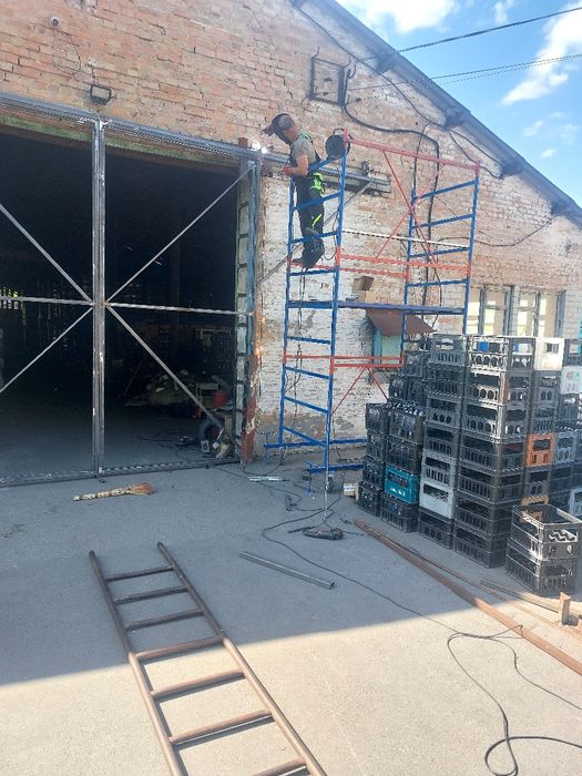 Бетономішалка, тура вишка, вагончик. Професійна алюмінема драбина