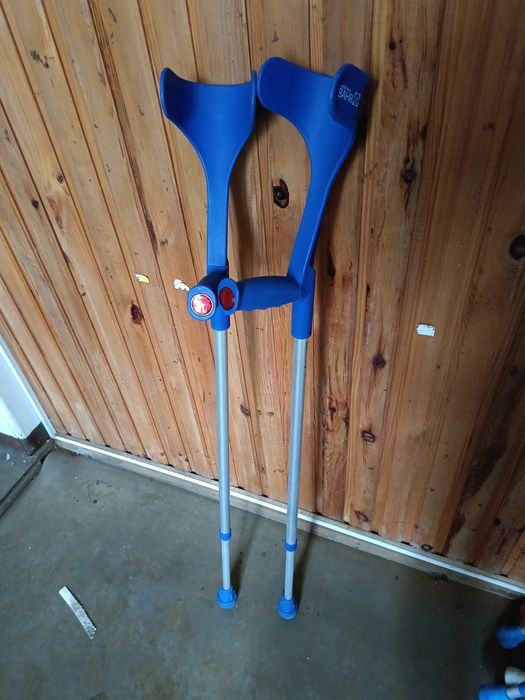 Kule ortopedyczne łokciowe – różne kolory, regulacja 145–195 cm

Na sp