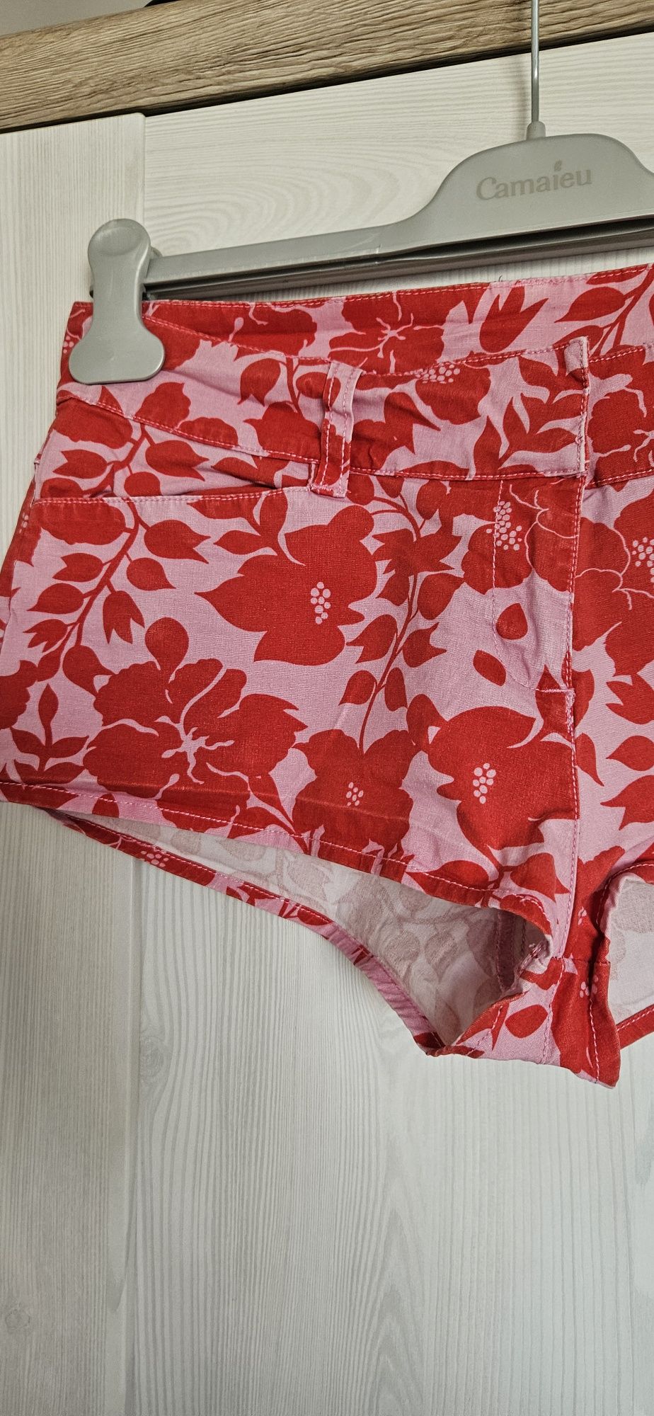 Różowe szorty w czerwone kwiaty, r. 14, bawełna

Opis:
Letnie, bardzo