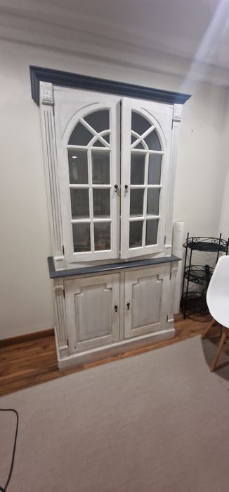 Cristaleira em madeira maciça