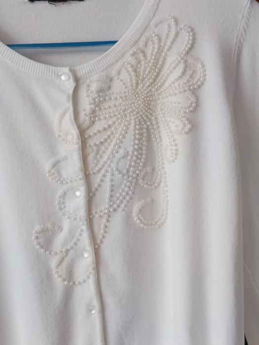 Sweter z haftem perełkami