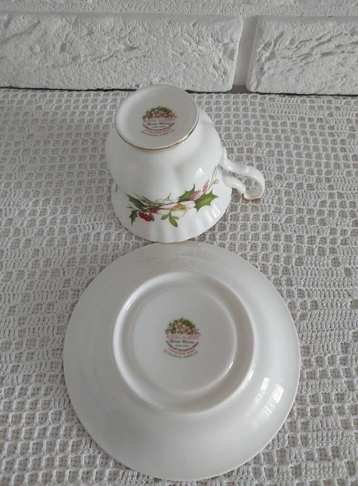 Royal Albert grudzień filiżanka ze spodkiem.