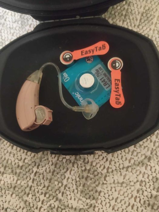 Aparat słuchowy (mało widoczny)