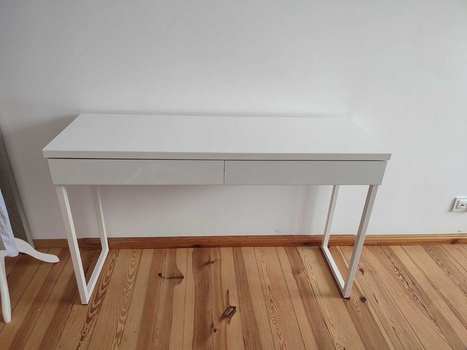 Białe lakierowane biurko konsola wąskie Ikea Besta Burs