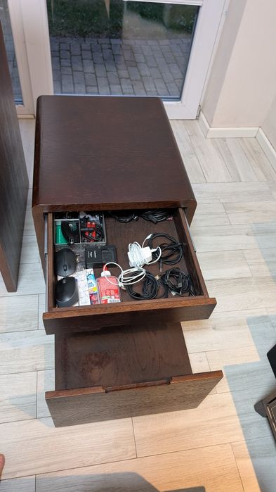 Solidne biurko plus kontener