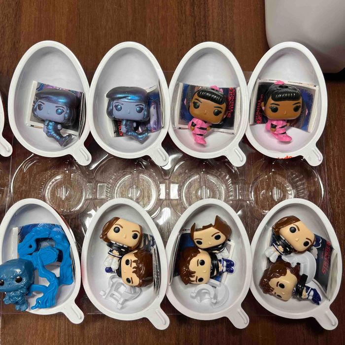 дуже дивні дива/ дивні дива/stranger things kinder joy/stranger things