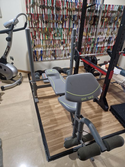 Máquina de supino e pernas