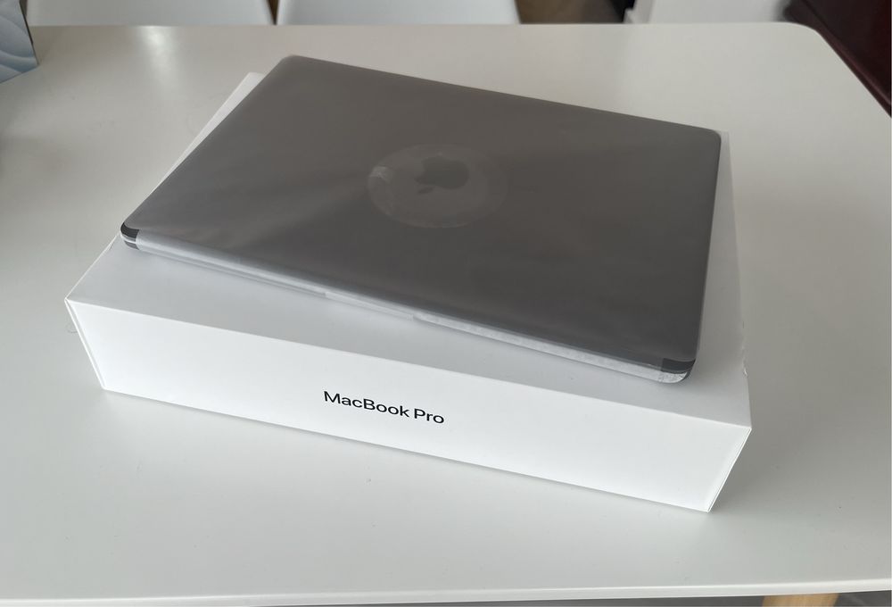 Komputer Apple MacBook Pro 13 A2251 + hub Satechi