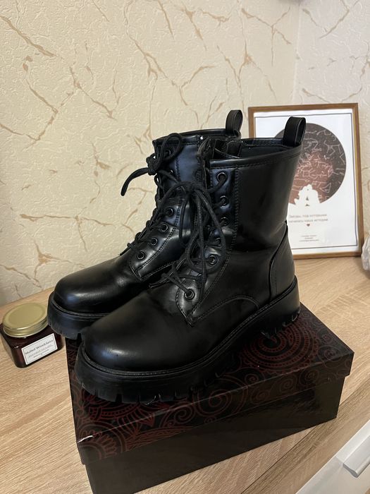Женские неформальные черные берцы на шнуровке