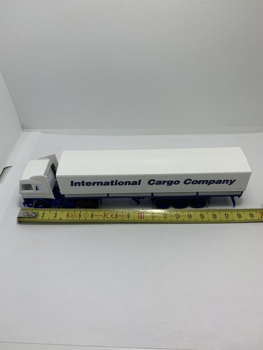 Scania com reboque da Herpa escala H0 1/87