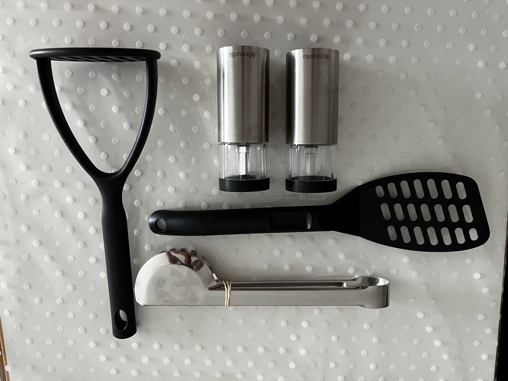Pratos e conjunto de talheres e colheres.