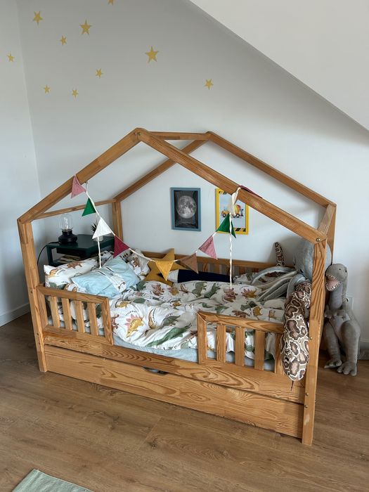 Drewniane łóżko dziecięce - domek