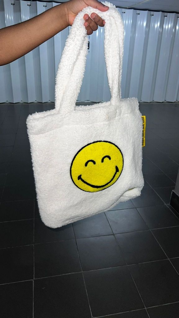 Bolsa  branca com sorriso