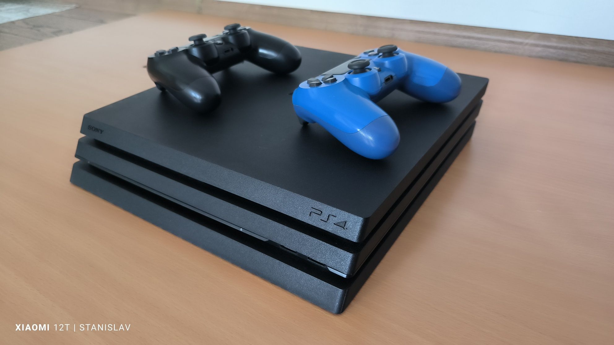 PlayStation 4 Pro (остання ревізія) 1Tb; 2 геймпади + акаунт ігор Sony