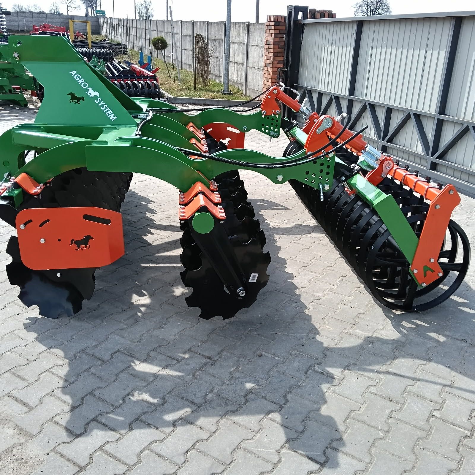 Brona talerzowa hydraulicznie składana pług dłutowy agregat uprawowy