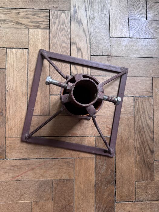 Metalowy ciężki stojak na choinkę
