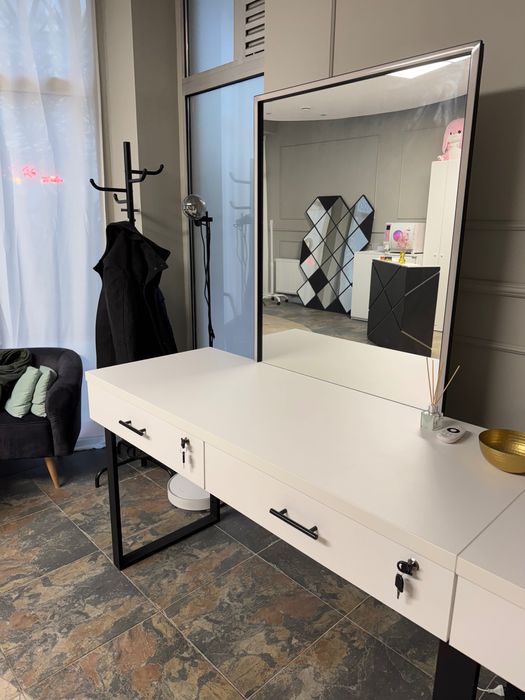 Sprzedam 2 stoliki do makijażu z podświetleniem – razem lub osobno!