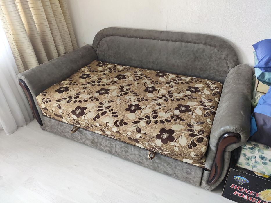 Диван видвіжний-розкладний