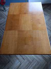 Stół drewniany fornirowany.