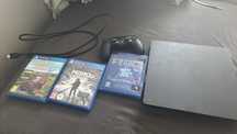 Konsola ps 4 z trzema grami
