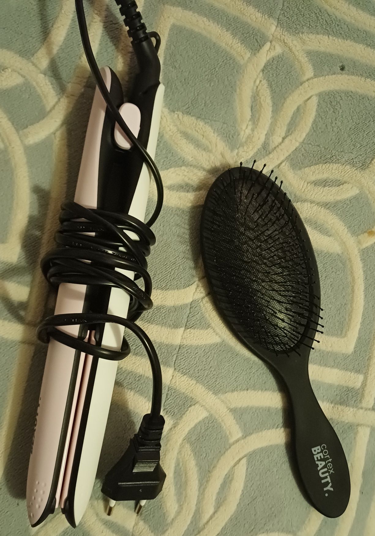 Alisador de cabelo e escova
